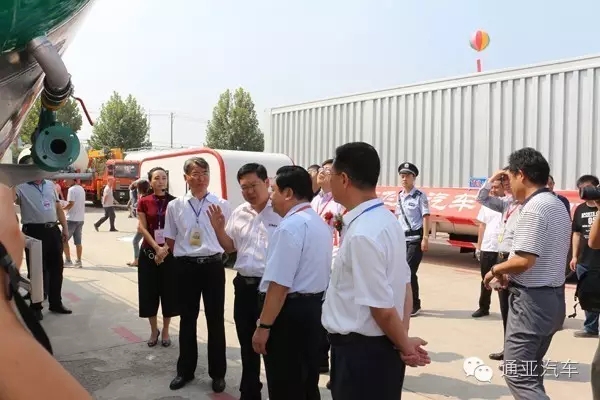 香港宝典现场直播2023研发出全国最轻、中国第一台铝合金粉粒物料运输半挂车！